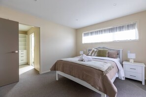 3 habitaciones, escritorio y tabla de planchar con plancha 