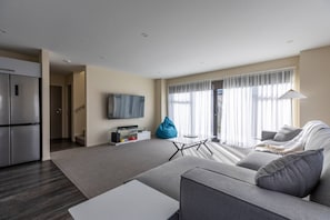 Smart TV - Stylish 3 bedroom home in Palmerston North (West End, Palmerston North)