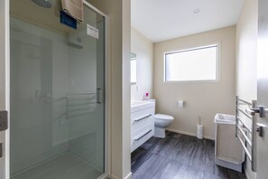 Shower, hair dryer, towels, soap - Stylish 3 bedroom home in Palmerston North (West End, Palmerston North)