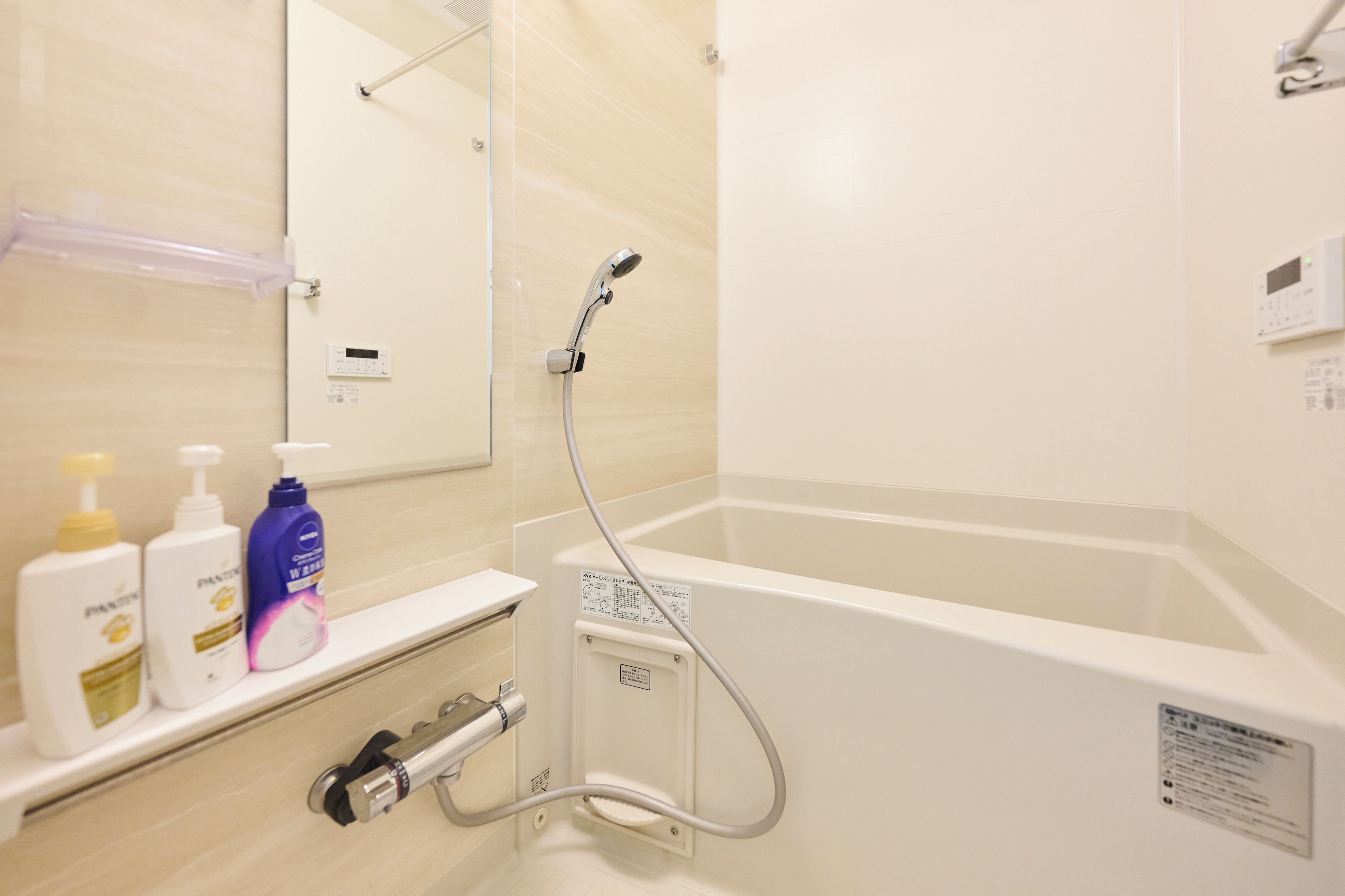 Combined shower/bathtub, free toiletries, hair dryer, slippers