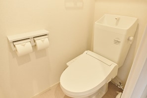 Bañera con ducha, artículos de tocador gratuitos, secador de pelo