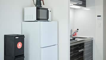 Fridge, microwave, stovetop, cookware/dishes/utensils