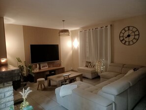Fireplace - Large family home (Lucy-sur-Cure)