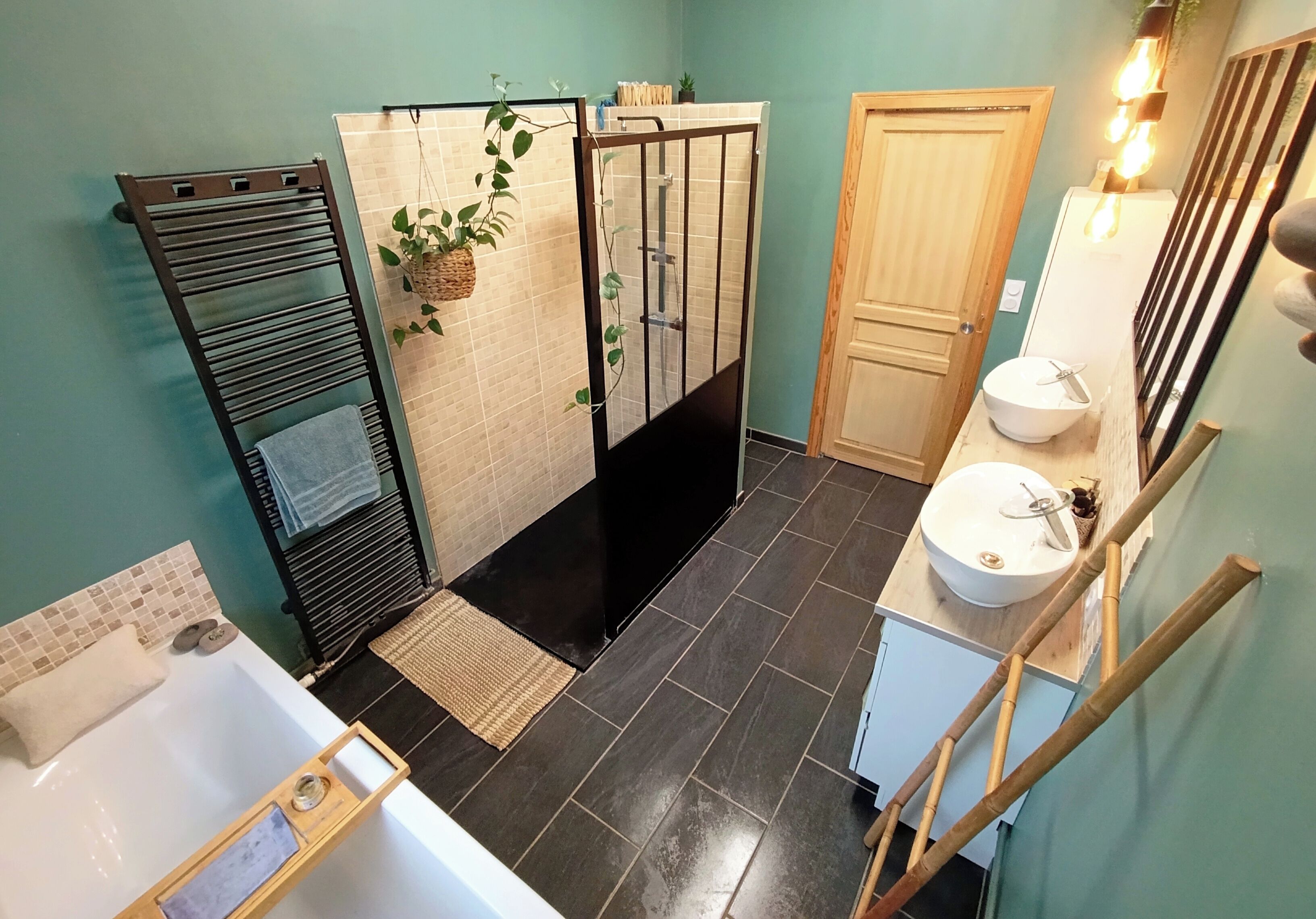 Séchoir à cheveux, serviettes fournies, papier de toilette