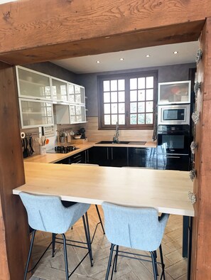 Fridge, microwave, oven, stovetop - Large family home (Lucy-sur-Cure)