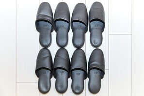 Un par de zapatos negros dispuestos en dos filas de cuatro.