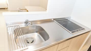 Geladeira, micro-ondas, cooktop, talheres/pratos/utensílios de cozinha