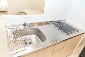 電冰箱、微波爐、爐台、鍋具/餐盤/廚房用品