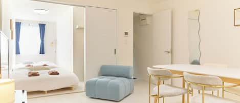 Schreibtisch, Verdunkelungsvorhänge, kostenloses WLAN