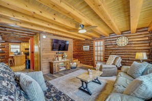 TV, books - Motorsports, Lake Days & Hikes! Cabin in Waterfall (Waterfall)