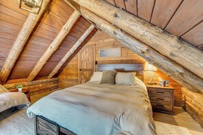 Room - Motorsports, Lake Days & Hikes! Cabin in Waterfall (Waterfall)