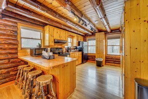 Fridge, microwave, stovetop, coffee/tea maker - Motorsports, Lake Days & Hikes! Cabin in Waterfall (Waterfall)