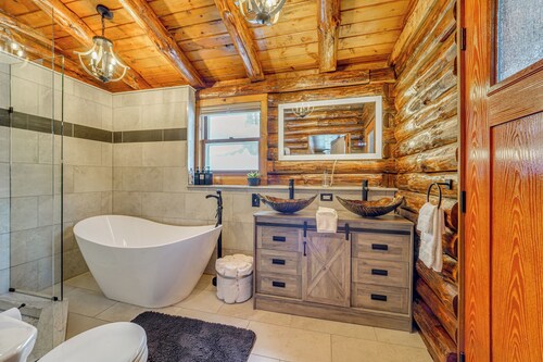 Motorsports, Lake Days & Hikes! Cabin in Waterfall