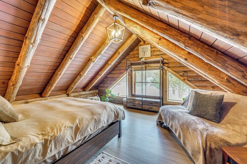 Motorsports, Lake Days & Hikes! Cabin in Waterfall