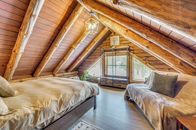 Motorsports, Lake Days & Hikes! Cabin in Waterfall