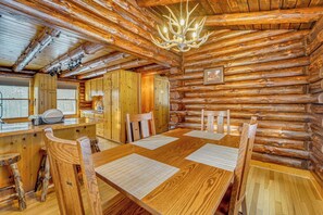 Dining - Motorsports, Lake Days & Hikes! Cabin in Waterfall (Waterfall)