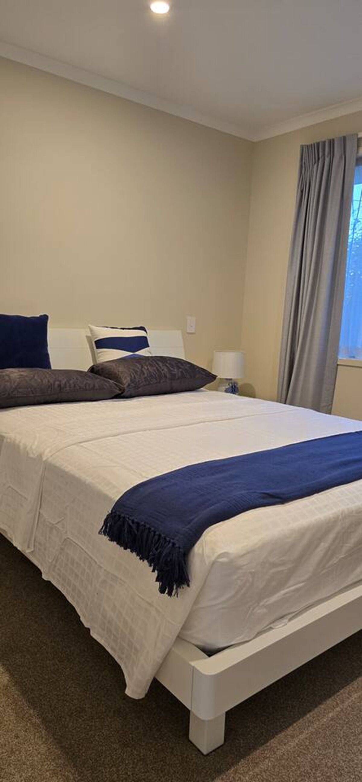 3 habitaciones, escritorio y tabla de planchar con plancha 