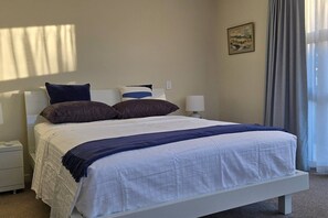 3 Schlafzimmer, Schreibtisch, Bügeleisen/Bügelbrett, Reisekinderbett