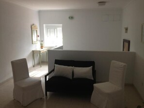 Basic tvåbäddsrum - utsikt mot bergen | Vardagsrum