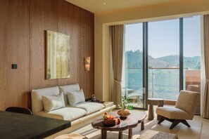 Suite Familiale, balcon, vue montagne | Coin séjour