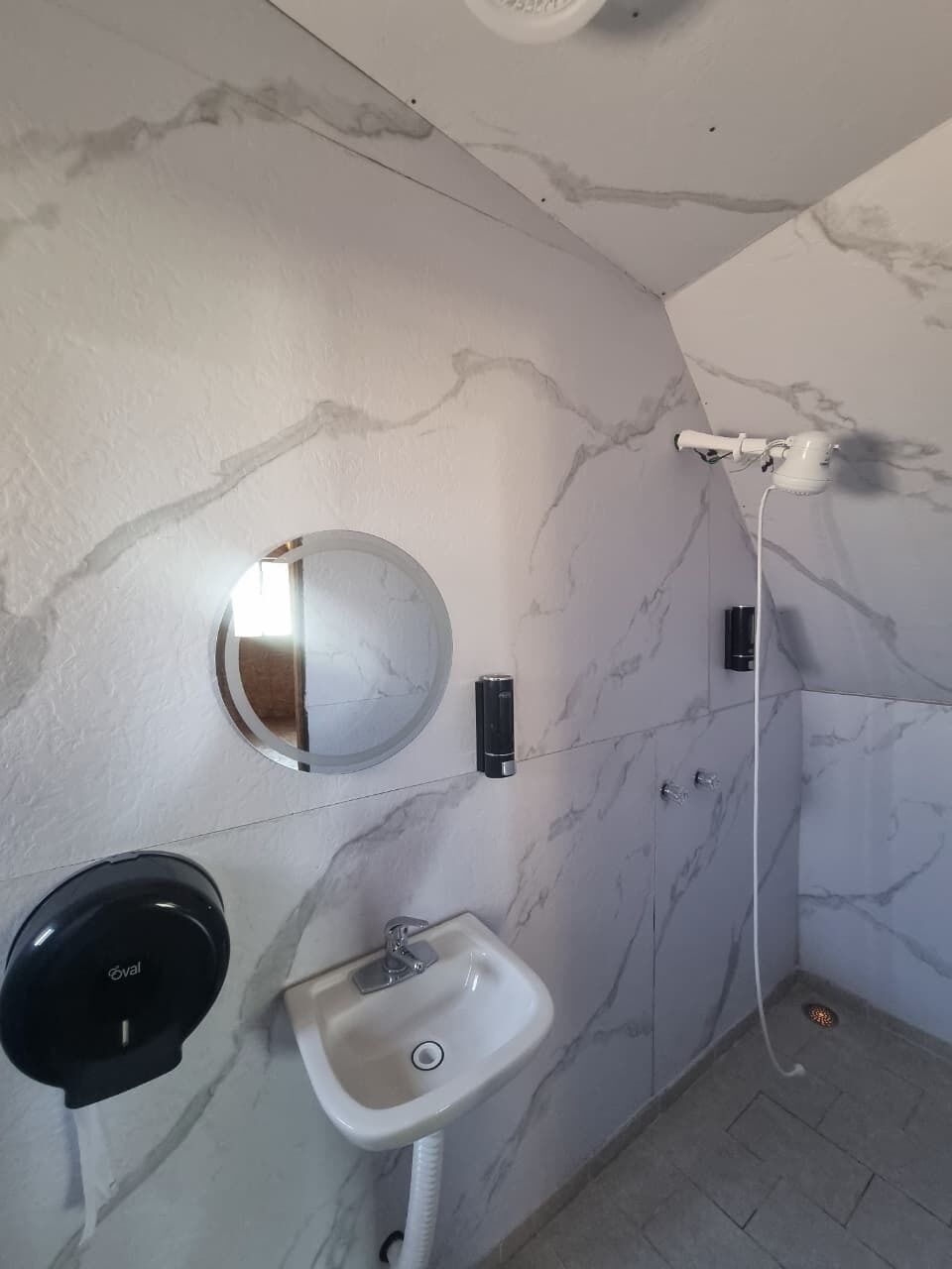 Cabaña básica | Baño | Tina, toallas, jabón, shampoo 