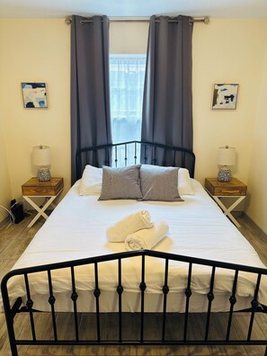 2 chambres, bureau, fer et planche à repasser, accès au Wi-Fi (inclus)