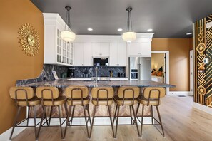Fridge, microwave, oven, stovetop - Art Deco Retreat + Firepit + Hot Tub + Speakeasy Lounge | The Great Gatsby (Nashville)