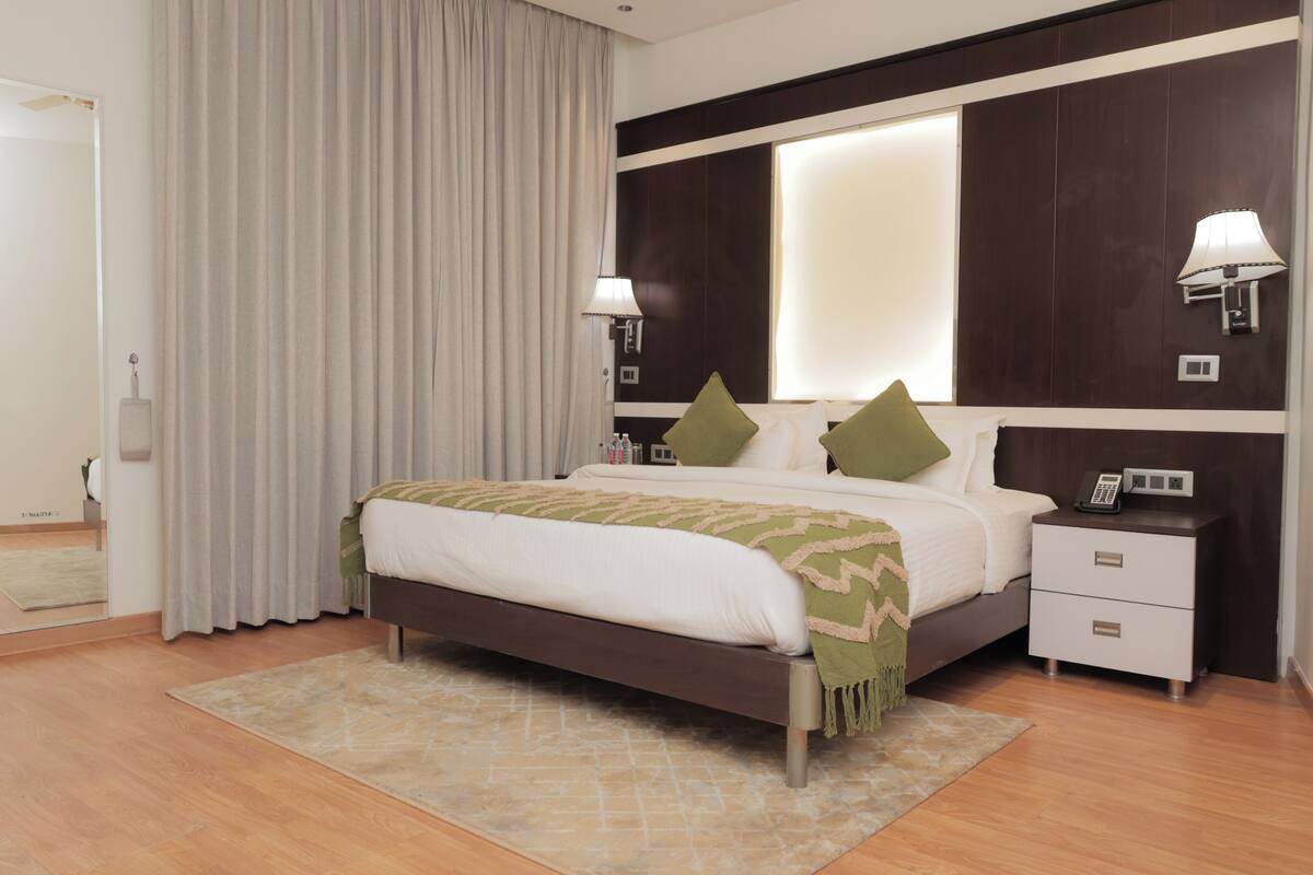 ห้องแฟมิลี่สำหรับสี่ท่าน, วิวสวน | ตู้นิรภัยในห้องพัก, โต๊ะทำงาน, พื้นที่ทำงานแบบใช้แล็ปท็อป, ผ้าม่านกันแสง