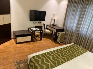 Caja de seguridad en la habitación y escritorio 