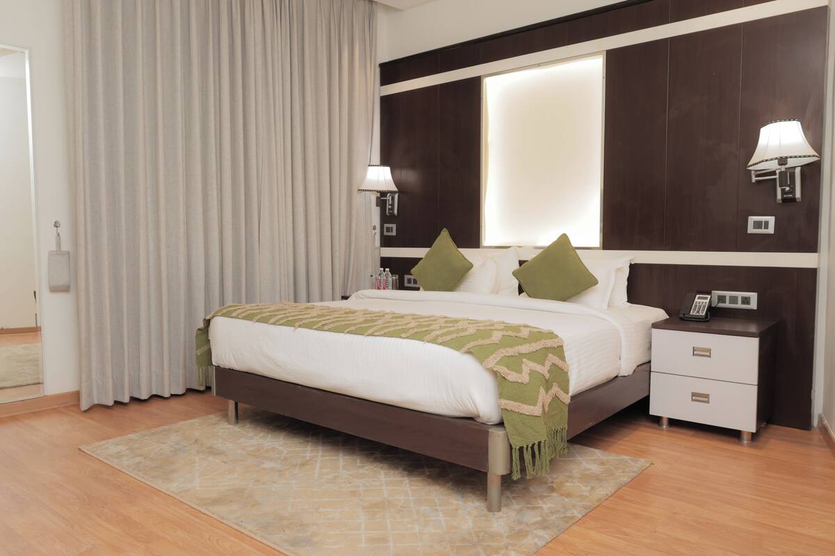 ห้องสแตนดาร์ดดับเบิล, วิวสวน | ตู้นิรภัยในห้องพัก, โต๊ะทำงาน, พื้นที่ทำงานแบบใช้แล็ปท็อป, ผ้าม่านกันแสง