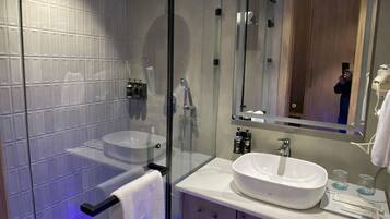 Ducha, artículos de tocador gratuitos, pantuflas, toallas