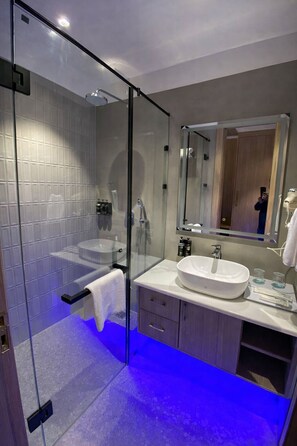 Dusche, kostenlose Toilettenartikel, Hausschuhe, Handtücher