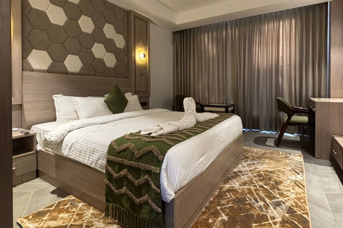 Zimmersafe, Schreibtisch, laptopgeeigneter Arbeitsplatz