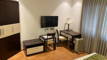 Caja de seguridad en la habitación y escritorio