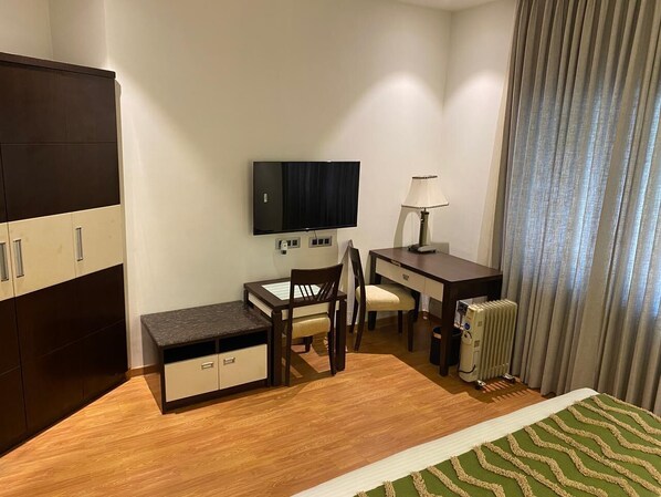 Zimmersafe, Schreibtisch, laptopgeeigneter Arbeitsplatz