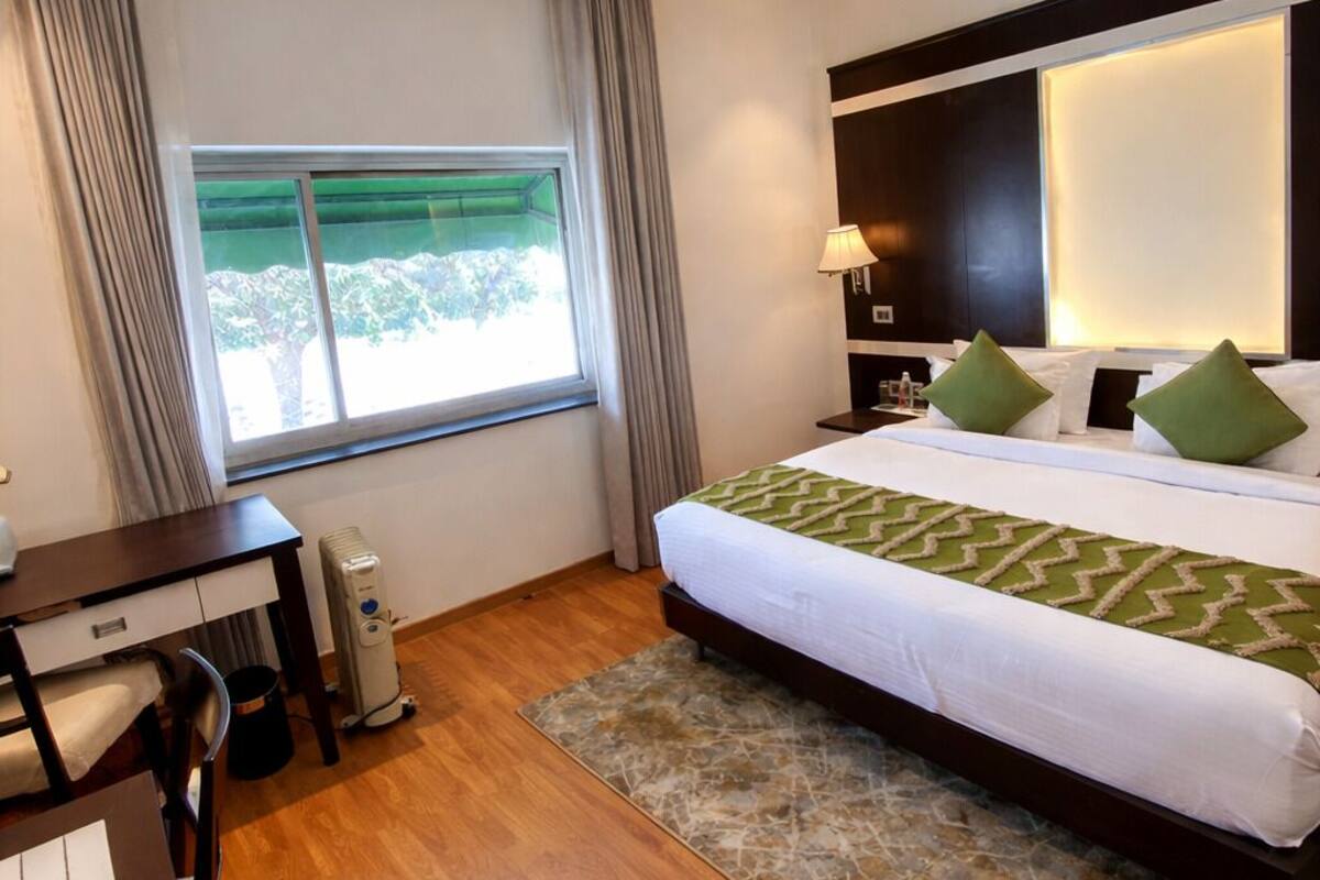 Junior-Zimmer | Zimmersafe, Schreibtisch, laptopgeeigneter Arbeitsplatz