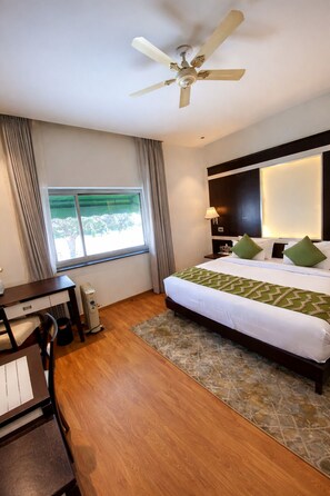 Junior-Zimmer | Zimmersafe, Schreibtisch, laptopgeeigneter Arbeitsplatz