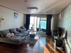 Smart TV - Spacious 2-bedrooms apartment in Hannam, River View, UN village. (Seoul)