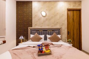 Iron/ironing board, free WiFi - Elivaas Vedaaz 4 BHK Farmhouse With pool (Noida)