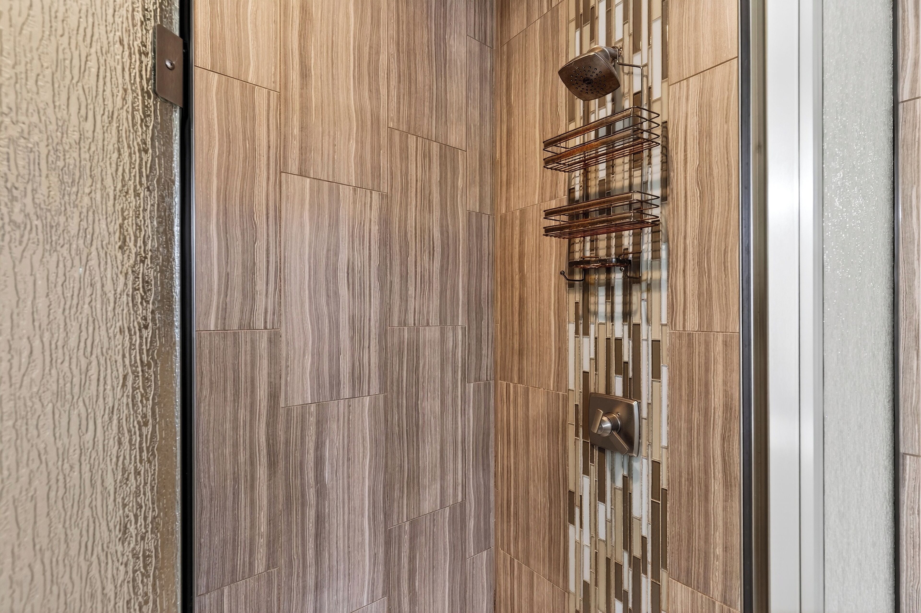 Un interior moderno con paneles de madera y una estantería metálica.