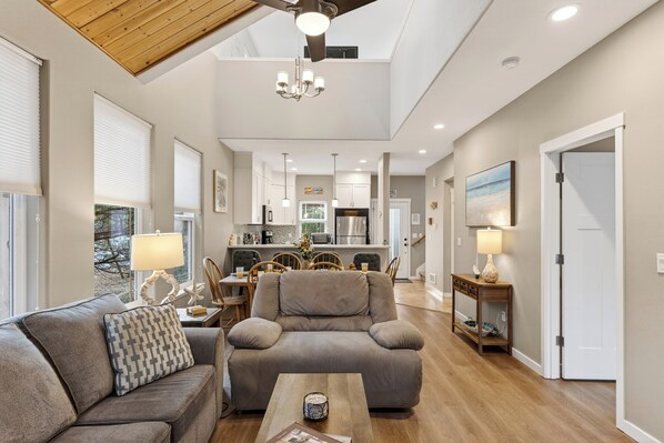 Smart TV, fireplace
