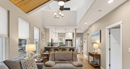 Lakeside Escape + Hot Tub + Kayaks + Paddleboard + Bikes | Beach Nearby