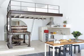 Fridge, oven, stovetop, dishwasher - Set in an old factory, this villa breathes with history, a unique experience. (Pyrgos Kallistis)