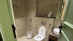 Ein Badezimmer mit Toilette, Bidet und Waschbecken.