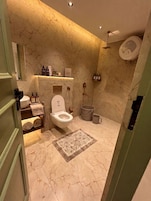 Un baño con inodoro, lavamanos y cabina de ducha.