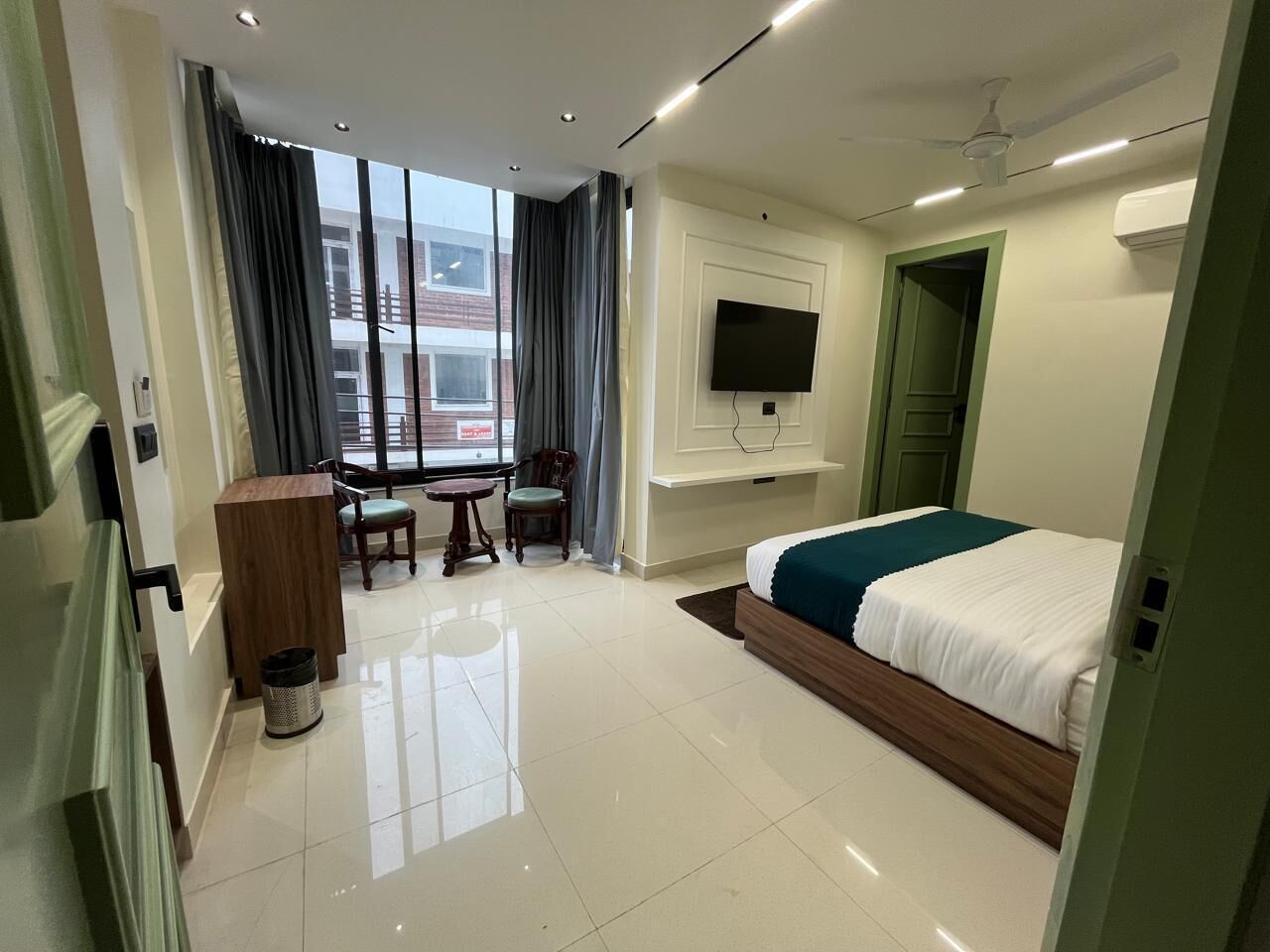 Premium bedding, desk, laptop workspace, free WiFi