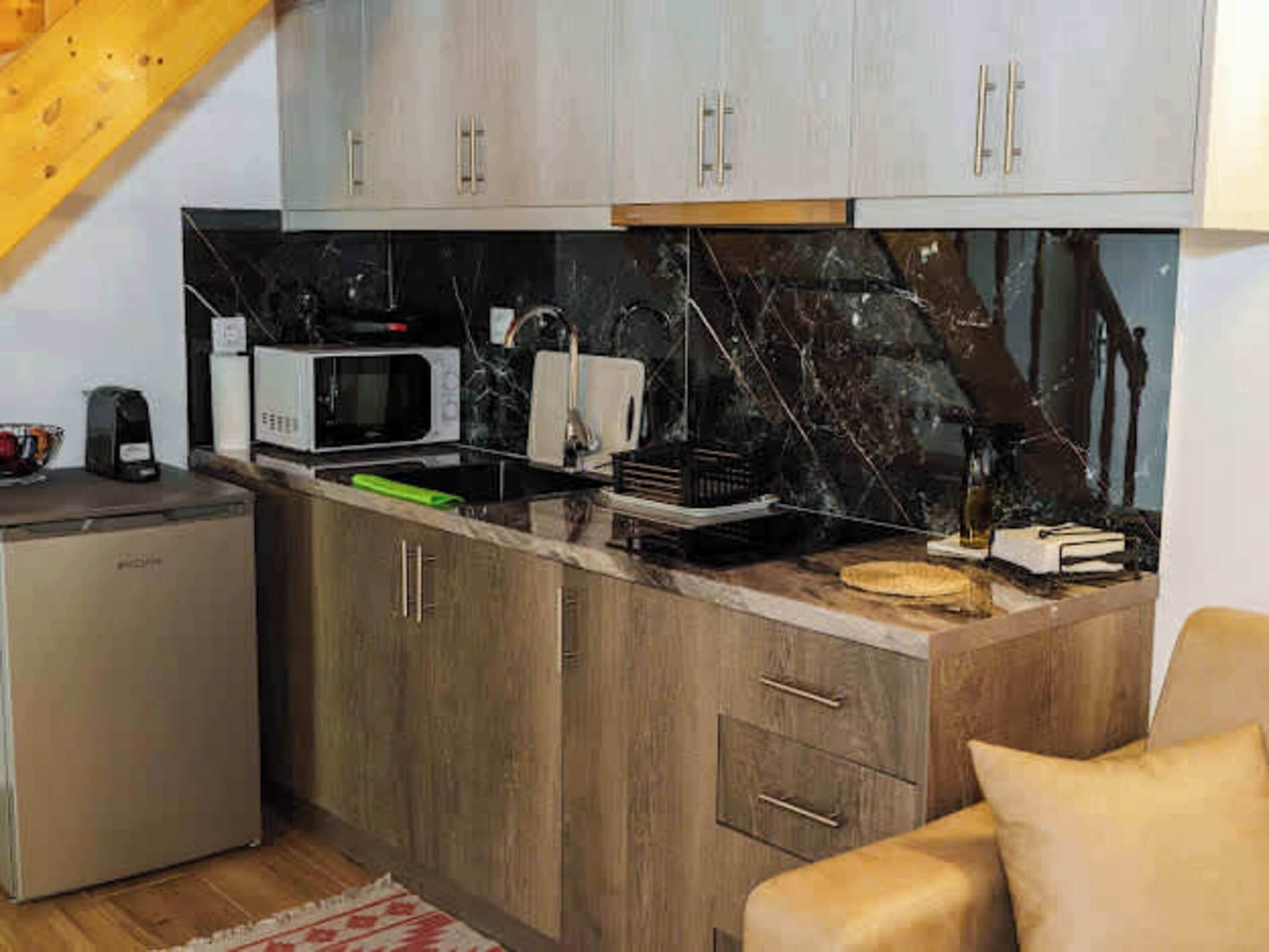 Frigorifero, microonde, piano cottura, macchina per tè/caffè