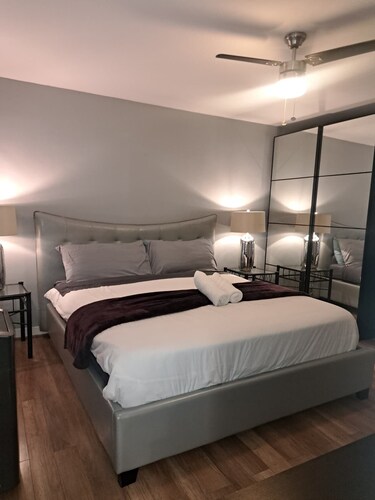 Amazing 3 bedrooms with 3  bedroom apt in the center of Beverly Hills