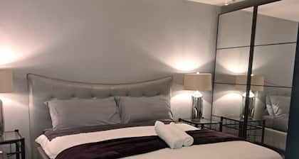 Amazing 3 bedrooms with 3 bedroom apt in the center of Beverly Hills