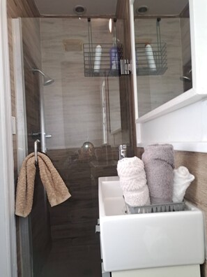 Shower, hair dryer - Amazing 3 bedrooms with 3  bedroom apt in the center of Beverly Hills (Beverly Hills)
